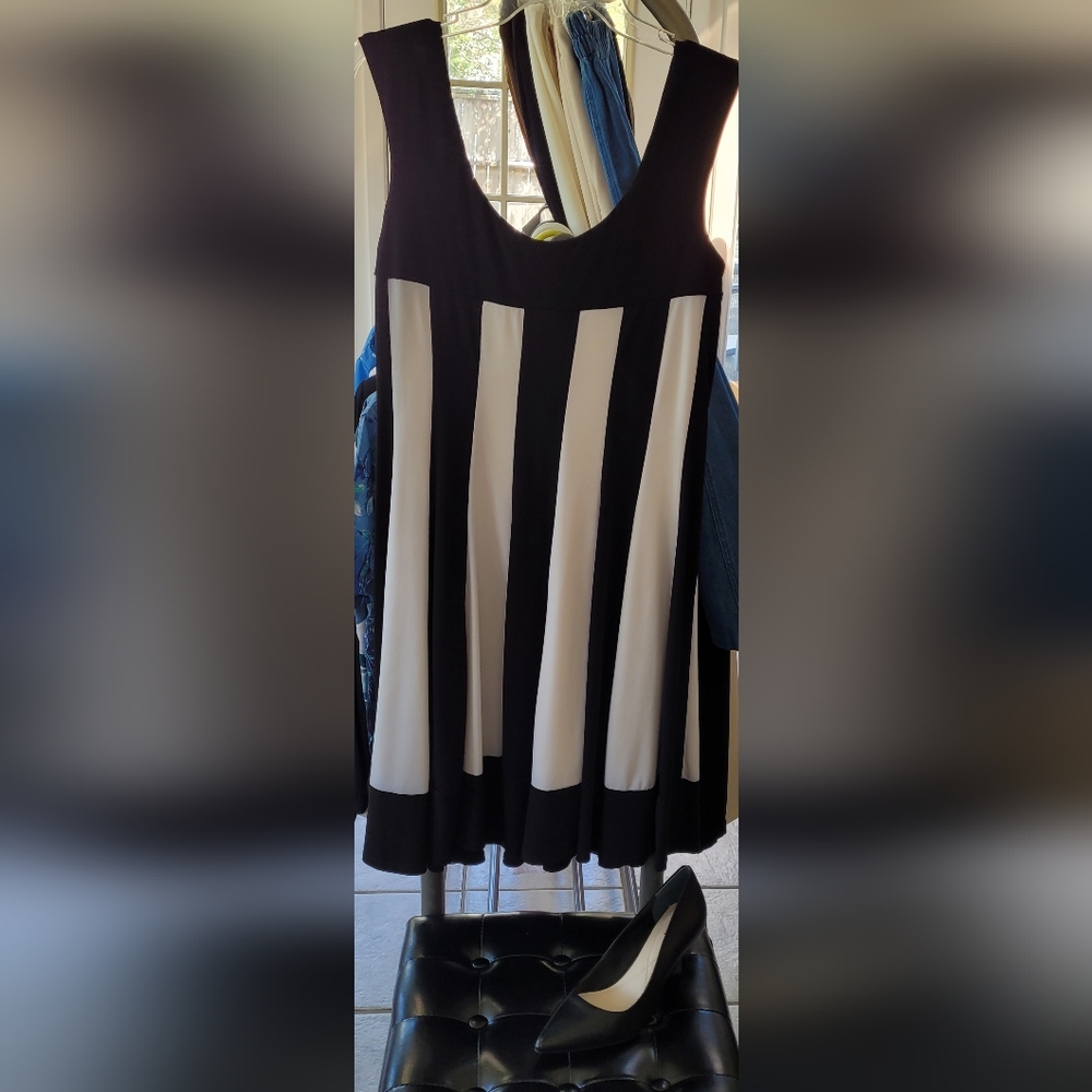 EUC Black & White stiped fitted dress